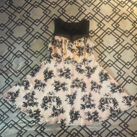 Trixxi Dresses & Skirts - Trixxi Black,White & pink  Flowers Dress Female Size 1x